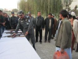 Afganistan'da 13 Taliban Üyesi Silah Bıraktı!