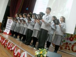 Kaymakam Ve Belediye Başkanı Öğretmenler İçin Birlikte Şarkı Söyledi.