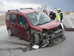 Otomobiliyle Yeğenin Aracına Çarptı: 2 Ağır Yaralı