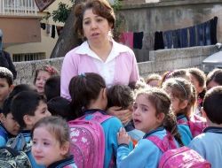 Öğretmenlerinin Tayin Edildiğini Öğrenen Öğrenciler Eylem Yaptı