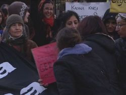 'kadına Yönelik Şiddetle Mücadele Günü'nde Türban Karşıtı Döviz Tepki Aldı