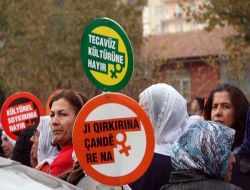 Kadınlar Diyarbakır'da Şiddete Karşı Yürüdü