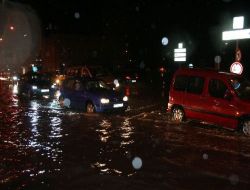 Sağanak Yağmur Cadde ve Sokakları Göle Çevirdi!