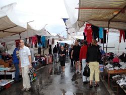 Manavgat'ta Turistler Yağmura Hazırlıksız Yakalandı