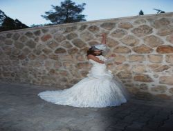 Ukraynalı Ünlü Manken İvanova, Midyat'ın Tarihi Sokaklarında Gelinlik Dergisi İçin Poz Verdi