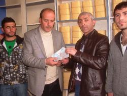 Sokakta Bulduğu Parayı Sahibi Çıkmayınca Amatör Kulübe Bağışladı