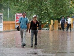 Belediye, Manavgat Irmağı Kıyısındaki İşletmeleri Su Baskınlarına Karşı Uyardı
