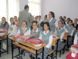 Mutki Kaymakamlığı'ndan Öğrencilere Kırtasiye Ve Kıyafet Yardımı
