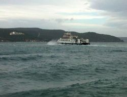 Çanakkale'de Şiddetli Fırtına Deniz Ulaşımını Felç Etti!