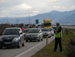 Tır'a Arkadan Çarpan Kamyonet Kağıt Gibi Kesildi: 1 Ölü, 1 Yaralı