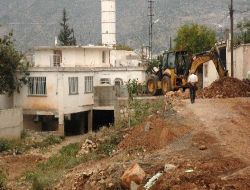 İskenderun'da Dere Yatağına Yaptırılan Cami Yıkılıyor