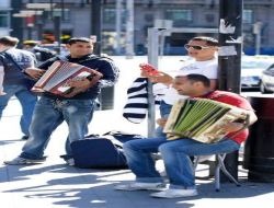 Finlandiya Da Romanları İkna Ederek Evlerine Yolluyor