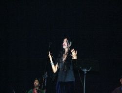 Caz Sanatçısı Azam Ali Diyarbakır'da Hayranlarıyla Buluştu