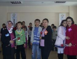 Artvinli Anneler Dart Turnuvasında Hem Eğlendi Hem Duygulu Anlar Yaşadı