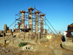 Assos Antik Kenti'ndeki Athena Tapınağı'nın Blokları Ayağa Kaldırıldı