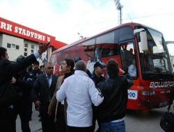 Boluspor Berabere Kalınca Taraftar Takım Otobüsüne Saldırdı
