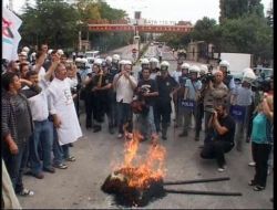 Eylemciler Gata'ya Bırakamadıkları Siyah Çelengi Yaktı