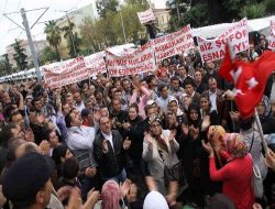 Güzergahları Değiştirilen Minibüs Şoförleri Raylı Sistem Yolunu Kapatarak Eylem Başlattı