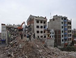 Zağnos'ta Kamulaştırılan Binaların Yıkımı Devam Ediyor