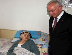 Başkan Akkaya, 97 Yaşındaki Emine Alptekin'i Evinde Ziyaret Etti