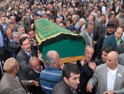 Büyükşehir Belediyesi'ni Protesto Ederken Hayatını Kaybeden Dolmuş Şoförü Toprağa Verildi