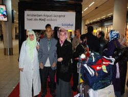 Hollandalı Yetkililerden Hacılara Jest: Şerbet Ve Lokumla Karşıladılar