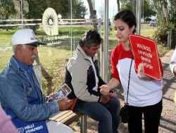 Aü'lü Öğrenciler Antalyalıları Aids Konusunda Bilinçlendirmek İçin Broşür Dağıttı
