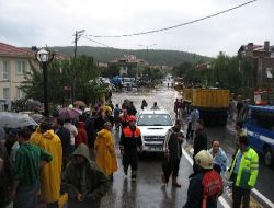 Kilyos'ta Selde Mahsur Kalanlar İş Makinesiyle Kurtarıldı