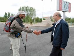 'aşk Yolunda Adım Adım' Yürüyen Çifti, Afyonkarahisar'da Başkan Çoban Karşıladı
