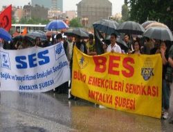 12 Eylül Darbesi Antalya'da Yoğun Yağmura Rağmen Protesto Edildi