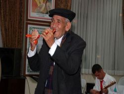 Üç Telli Cura Virtözü Hayri Dev: Türkülerimiz Bizi Biz Yapan Kültür Değerimizdir