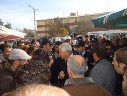 Muş Belediye Başkanı Dede İle Pazarcılar Arasında Gerginlik Yaşandı