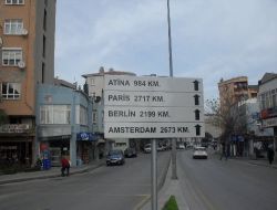 Avrupa Şehirlerinin Mesafesinin Türkçe Yazıldığı Tabelalar İlgi Çekti