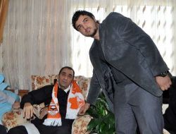 Özdemir ve Futbolculardan Vefa Örneği