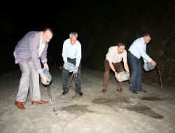 Yol Çilesine Son Vermek İsteyen Köylüler, Geceleri Bidonlarla Beton Yol Suluyor