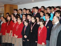 İzmir'e 30 Madalya Kazandıran Yamanlar Öğrencileri Tanıtıldı