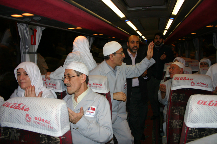 Diyanet, hacı adaylarına rehberlik yapacaklara Mekke ve Medine'de eğitim verdi!.