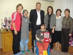 Ak Parti İzmir İl Kadın Kolları, Engelli Millî Tenisçiyi Ziyaret Etti