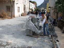 Kozan'da Kilit Parke Taşı Döşeme Çalışmaları Devam Ediyor