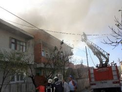 Çatı Yangınına Müdahale Eden İtfaiyeci Dumandan Etkilendi
