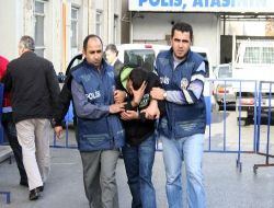 Yaşlı Kadından Gasp Ettiği Altınları Satıp Esrar Almış!!