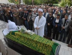 Sanatçı Soner Olgun'un Annesi Fethiye'de Toprağa Verildi