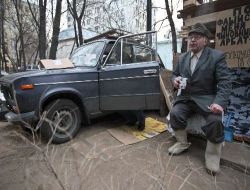 İkinci Dünya Savaşı Gazisi Sokakta Park Ettiği 'jiguli' Arabasının İçinde Yaşıyor