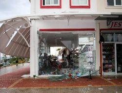Alanya'daki Hortum İş Yerlerini Harabeye Çevirdi; 10 Turist Yaralandı