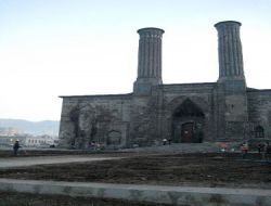 2011 Madalya Törenlerinin Yapılacağı Çifte Minareli Medrese Parkı Yeniden Düzenleniyor
