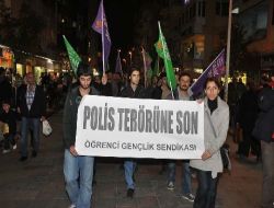 İstanbul'daki Polis Öğrencilere Müdahalesi İzmir'de Protesto Edildi