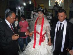 Belediye Başkanı Altıntaş, Gelinine 10 Adet Bilezik Ve Set Taktı