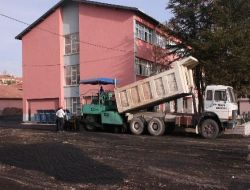 Belediye, Niğde Merkezde Okulların Bahçesini Asfaltlıyor
