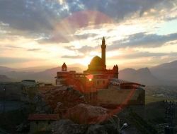 Işıklandırılan İshakpaşa Sarayı, Kartpostallık Görüntüler Sunuyor