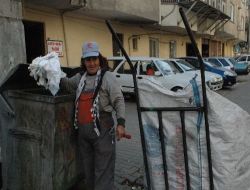 Ekmeğini Çöpten Çıkaran Kadın